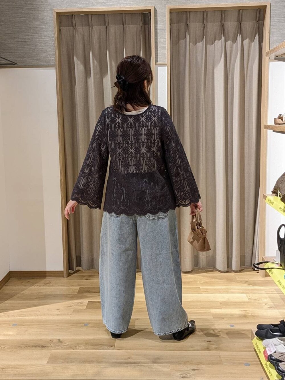 ホワイト系のTシャツ/カットソー、ブルー系のデニムパンツ、ブラック系のパンプスを着用したレディースの春コーディネートの2枚目の写真