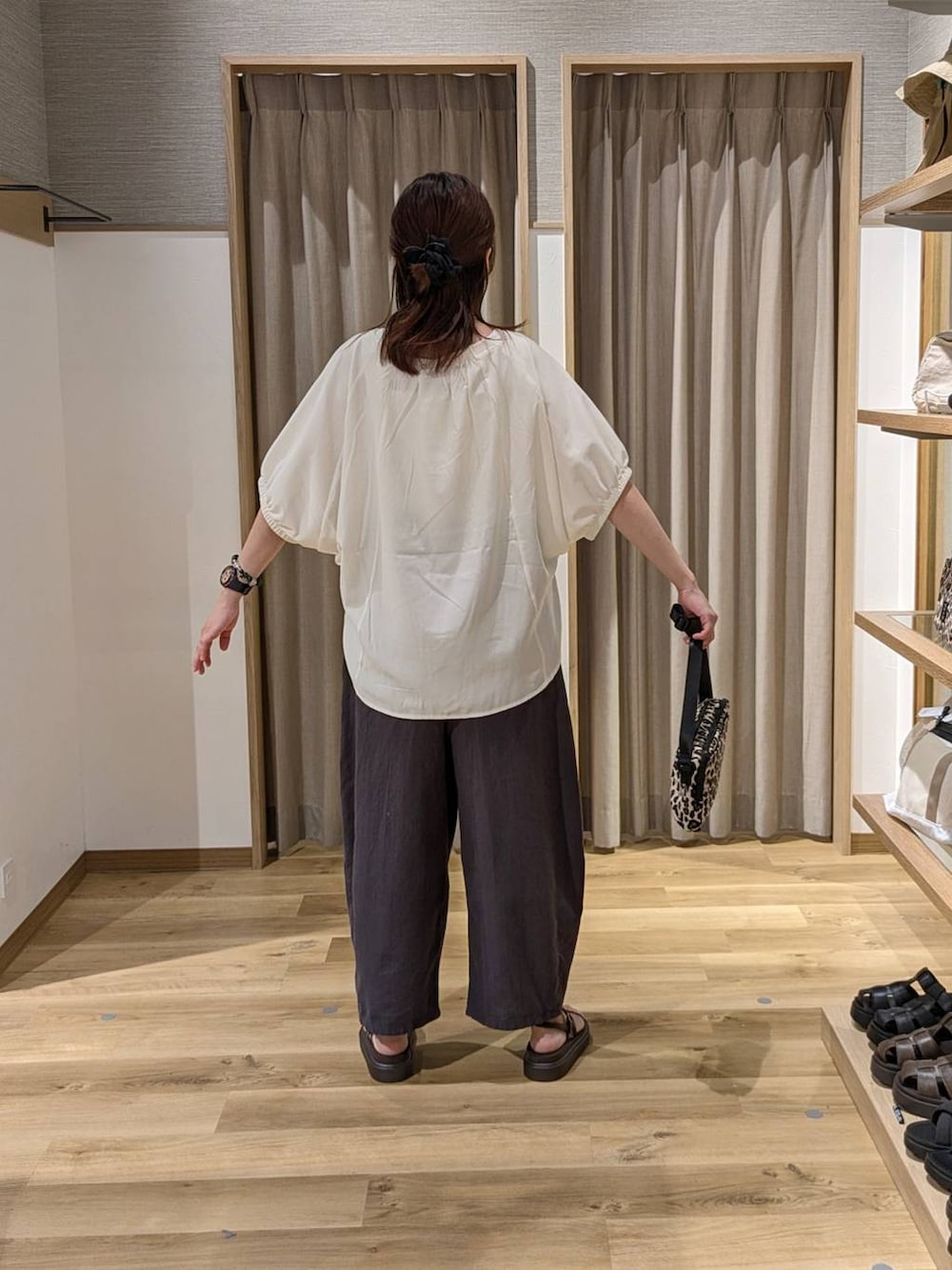ブラウン系のサンダル、その他のその他パンツ、ブラウン系のショルダーバッグを着用したレディースの夏コーディネートの2枚目の写真