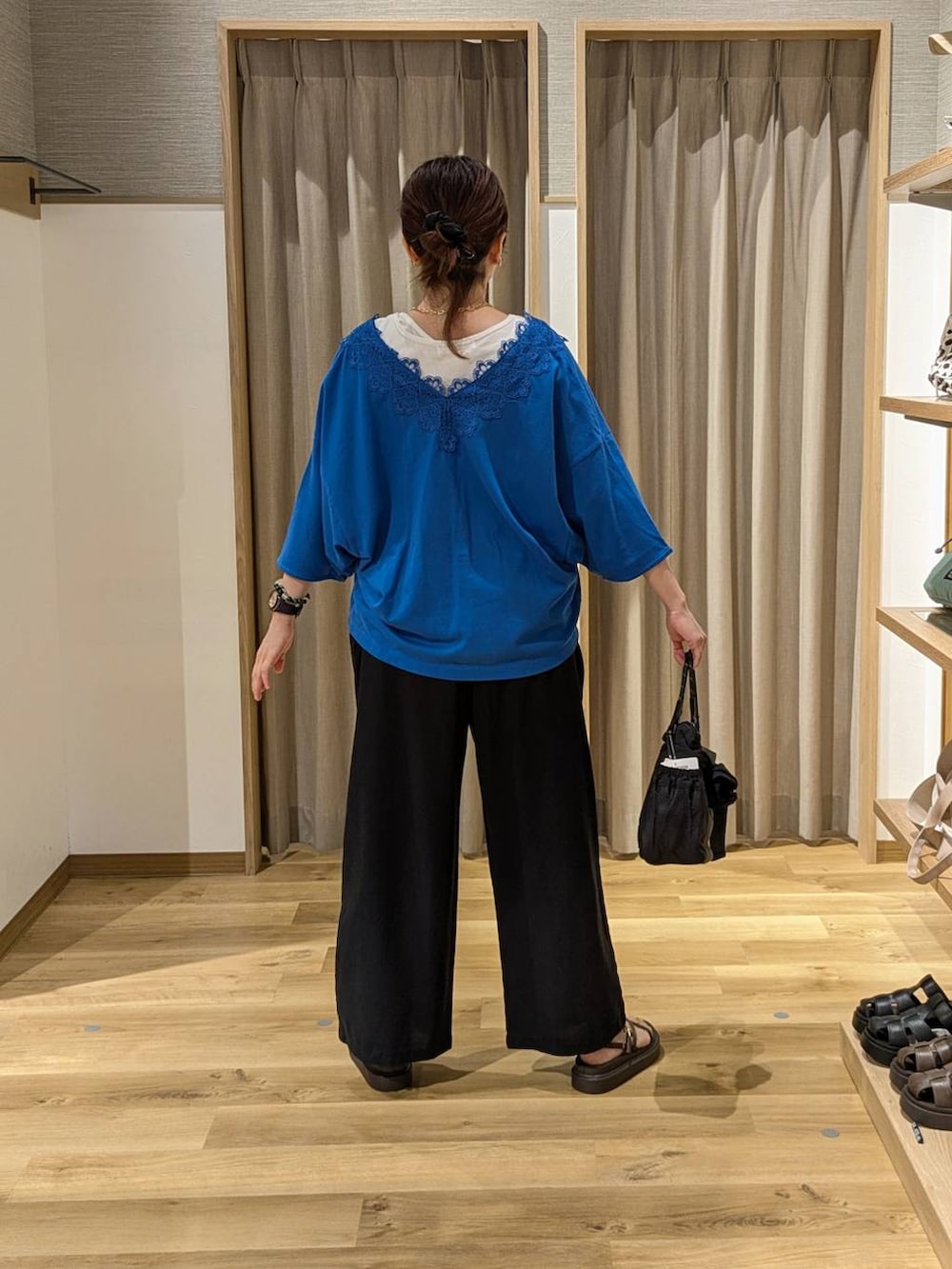 ブラウン系のサンダル、ブラック系のその他パンツ、ホワイト系のタンクトップを着用したレディースの夏コーディネートの2枚目の写真