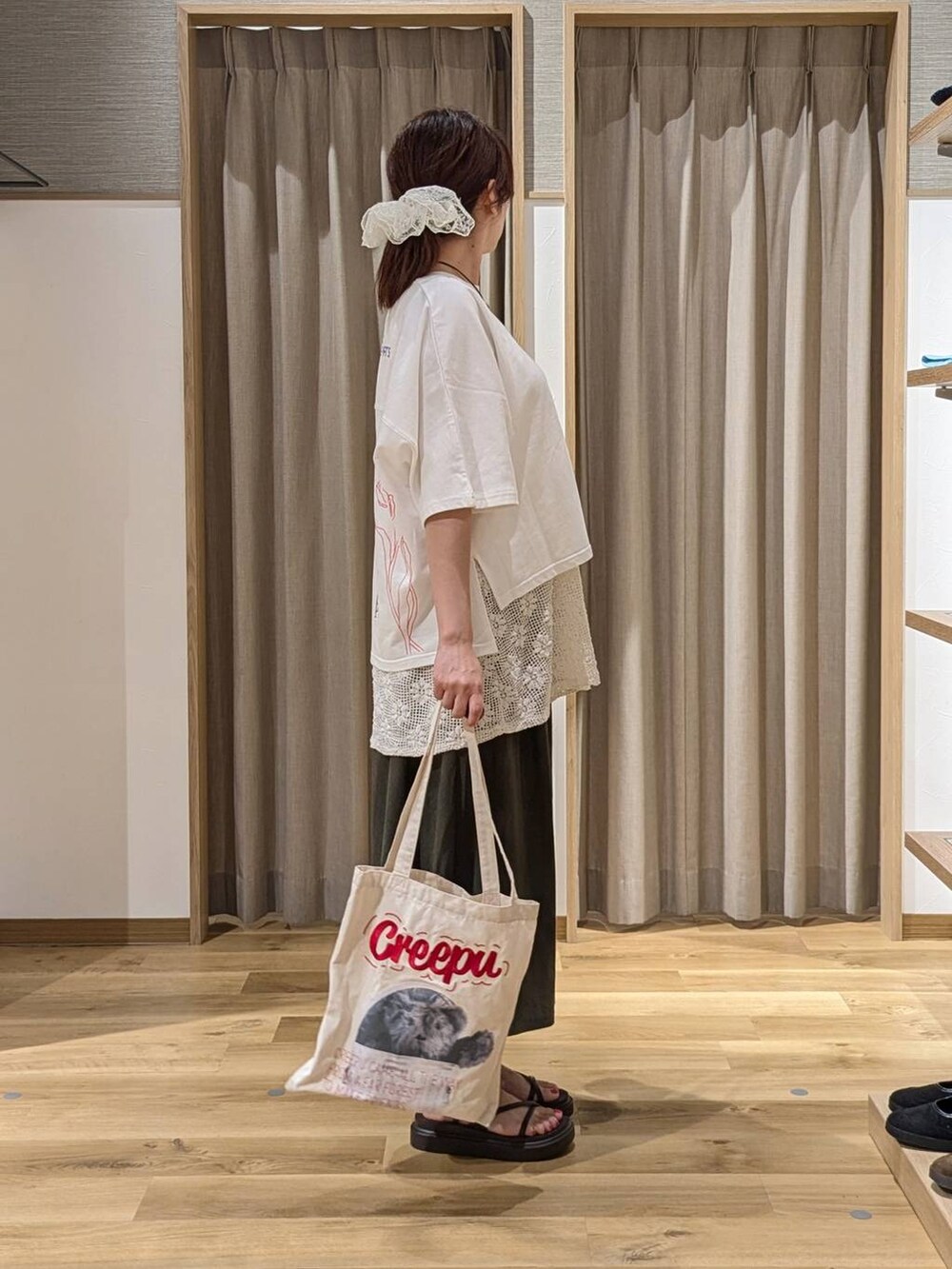 ブラウン系のサンダル、ホワイト系のベスト、ホワイト系のTシャツ/カットソーを着用したレディースの夏コーディネートの2枚目の写真