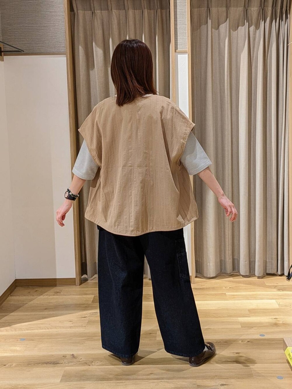 ブラウン系のローファー、ブルー系のその他パンツ、その他のTシャツ/カットソーを着用したレディースの春コーディネートの2枚目の写真