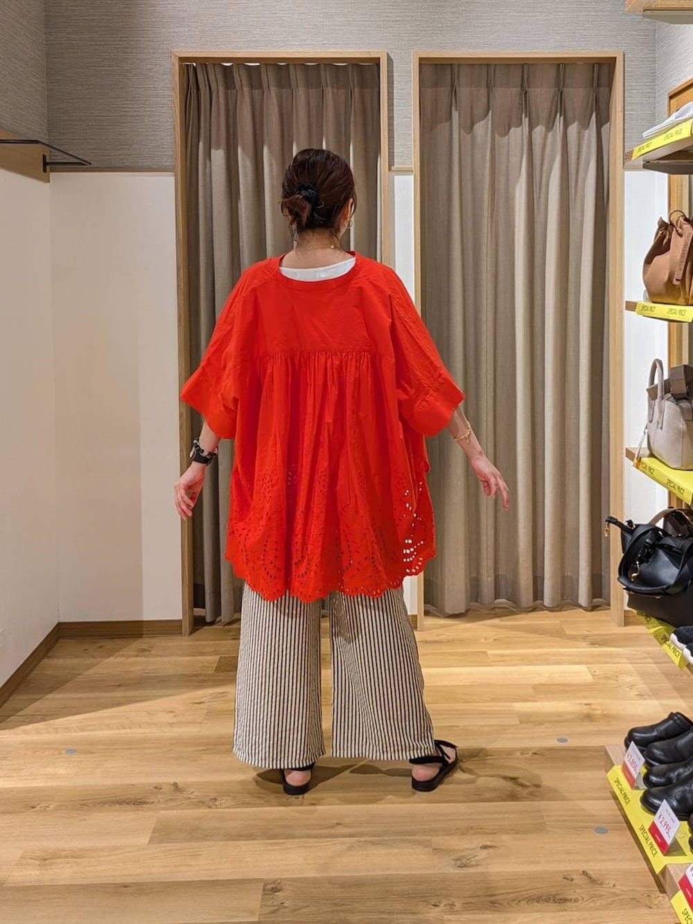 ブラック系のショルダーバッグ、ブラック系のサンダル、その他のその他パンツを着用したレディースの夏コーディネートの2枚目の写真
