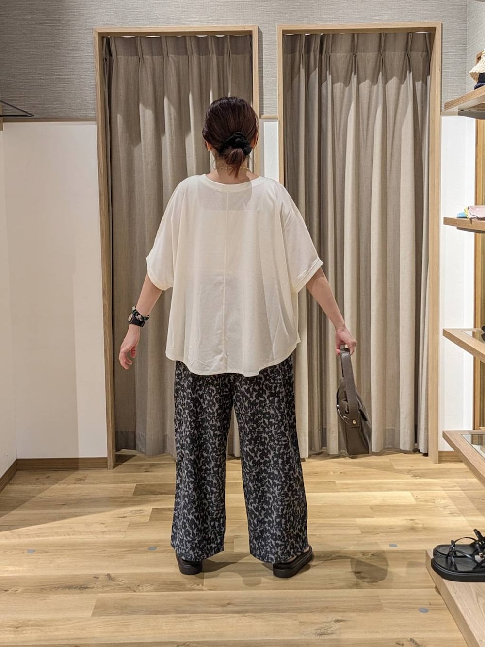 ブラウン系のサンダル、その他のその他パンツ、ブラウン系のショルダーバッグを着用したレディースの夏コーディネートの2枚目の写真