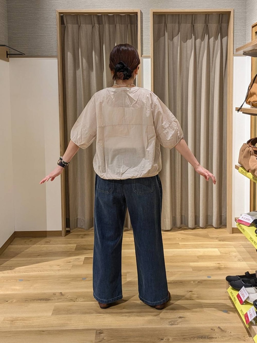グレー系のシャツ/ブラウス、ブラック系のカーディガン/ボレロ、ブラウン系のパンプスを着用したレディースの春コーディネートの2枚目の写真