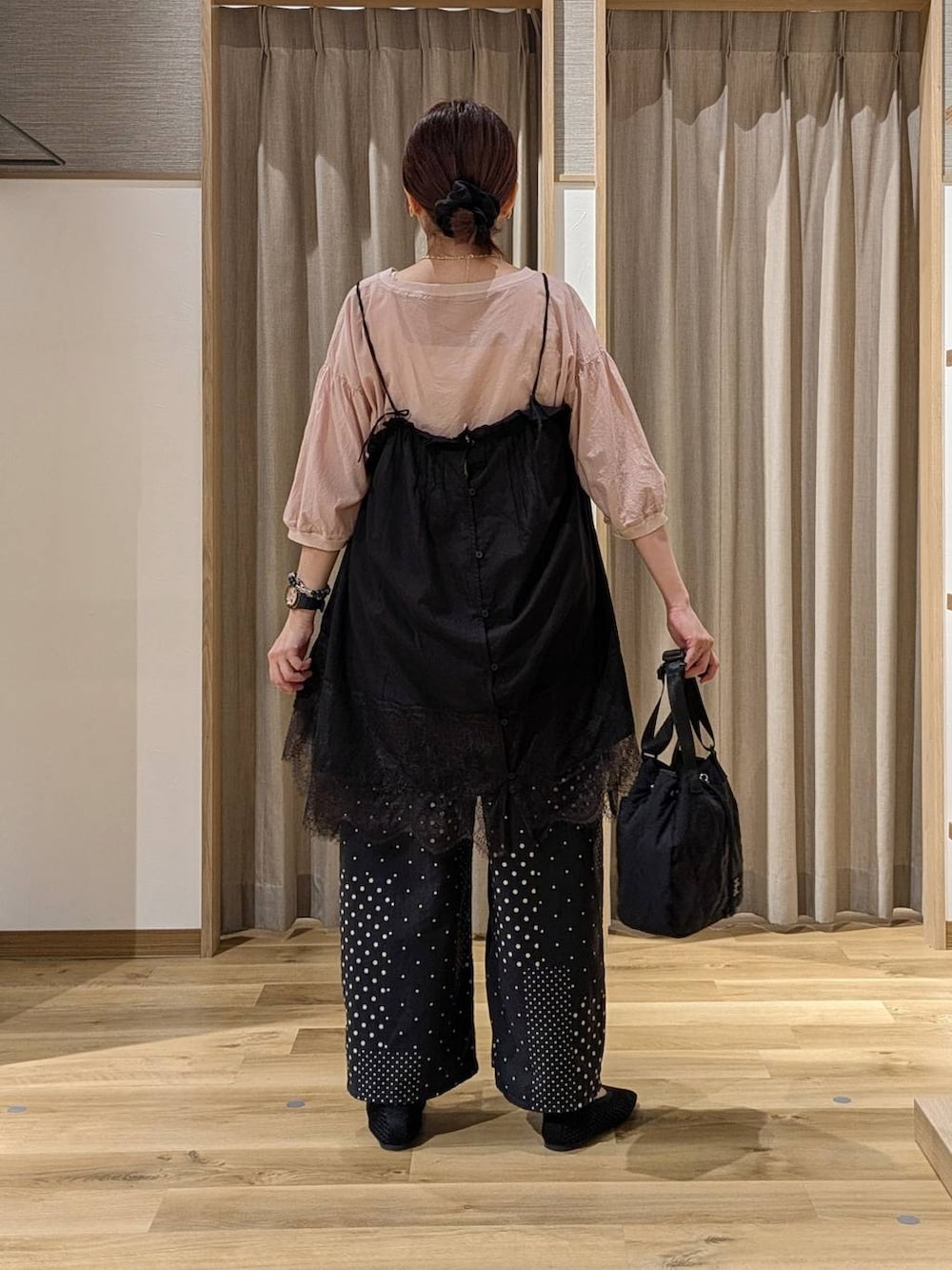 ピンク系のシャツ/ブラウス、ブラック系のパンプス、ブラック系のその他パンツを着用したレディースの秋コーディネートの3枚目の写真