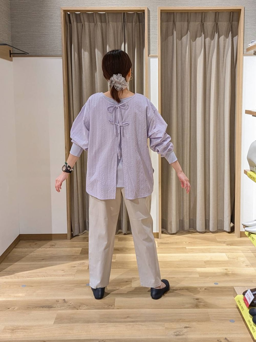 ベージュ系のショルダーバッグ、ベージュ系のその他パンツ、グレー系のパンプスを着用したレディースの春コーディネートの2枚目の写真