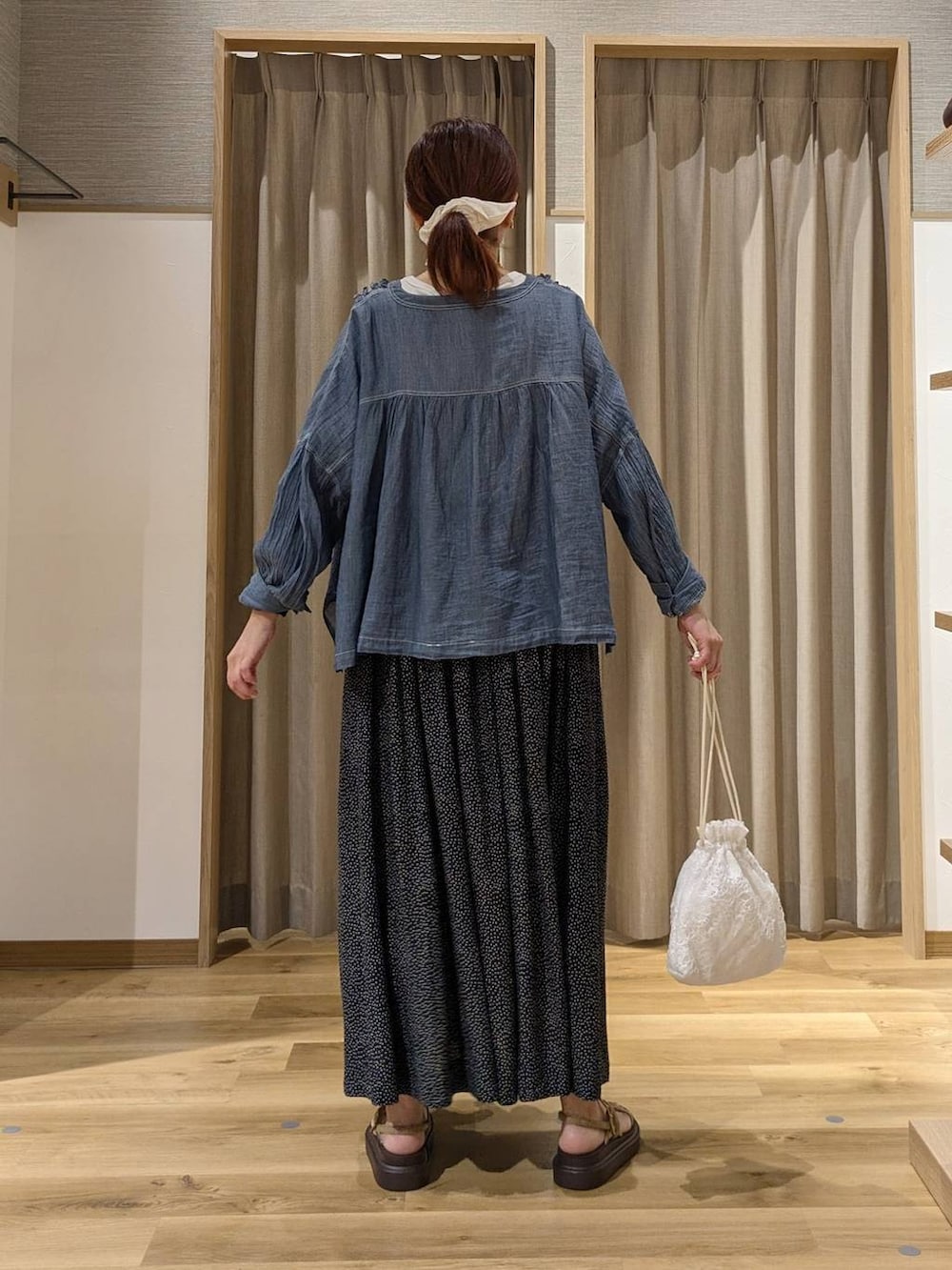 ホワイト系のTシャツ/カットソー、ベージュ系のサンダル、ブルー系のシャツ/ブラウスを着用したレディースの夏コーディネートの3枚目の写真