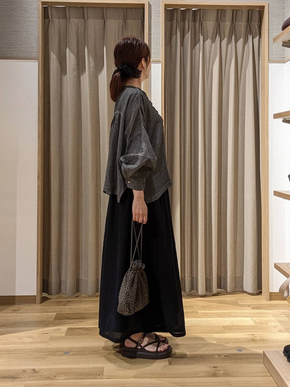 ブラック系のその他パンツ、ブラウン系のサンダル、ブラック系のシャツ/ブラウスを着用したレディースの夏コーディネートの2枚目の写真