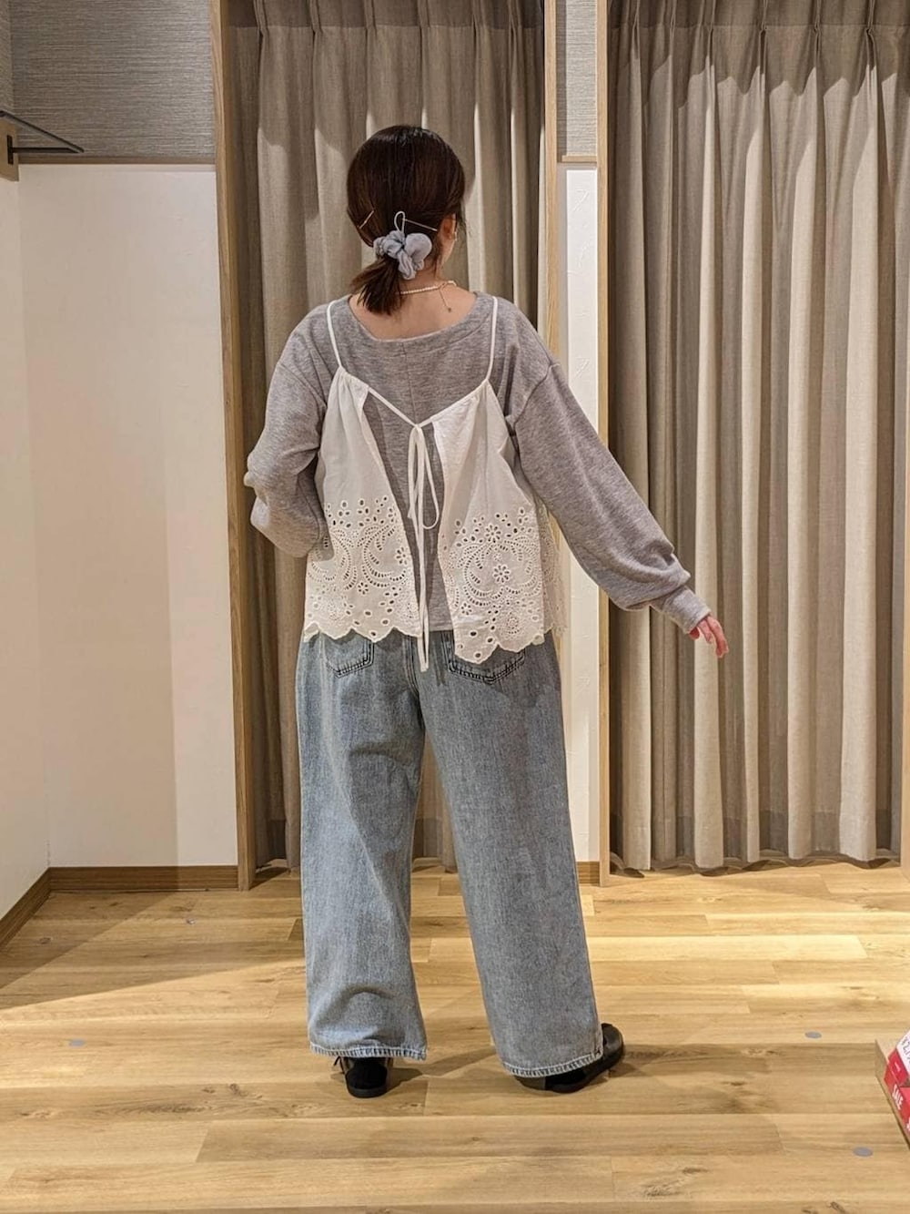 ブルー系のデニムパンツ、ブラック系のスニーカー、グレー系のTシャツ/カットソーを着用したレディースの冬コーディネートの2枚目の写真