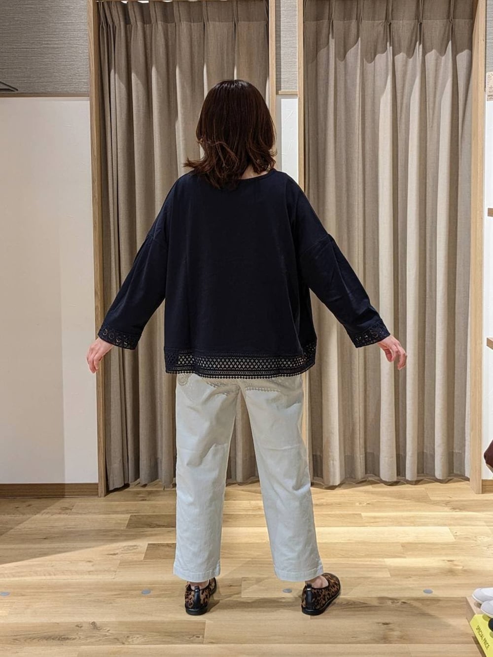 ブルー系のその他パンツ、ブラウン系のパンプス、ブルー系のトートバッグを着用したレディースの春コーディネートの2枚目の写真