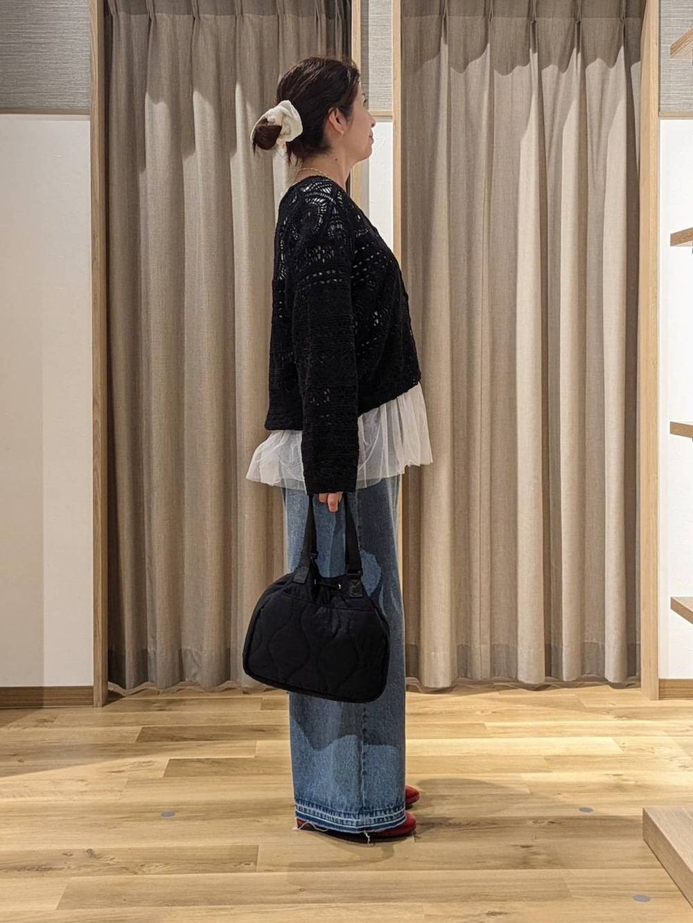 レッド系のその他シューズ、その他のTシャツ/カットソー、ブルー系のデニムパンツを着用したレディースの秋コーディネートの2枚目の写真