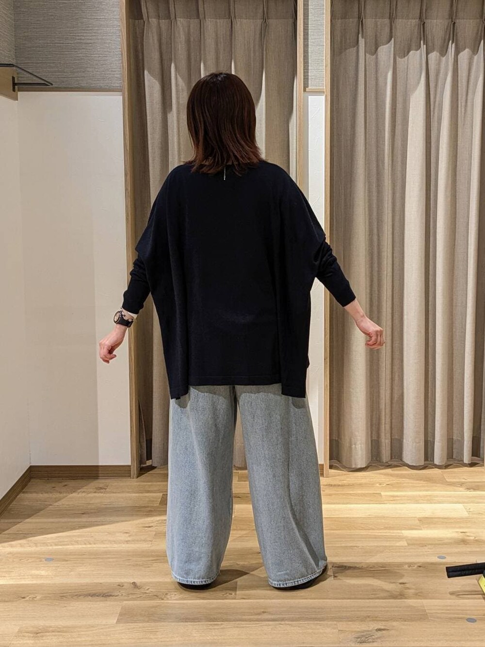 ブルー系のデニムパンツ、その他のスニーカー、グリーン系のトートバッグを着用したレディースの春コーディネートの2枚目の写真