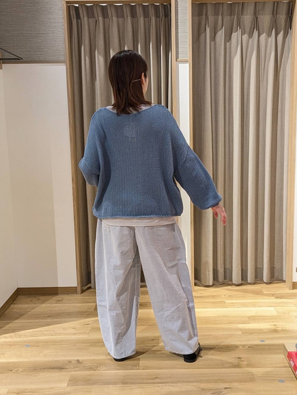 ブルー系のその他パンツ、グレー系のTシャツ/カットソー、ブラウン系のショルダーバッグを着用したレディースの冬コーディネートの2枚目の写真