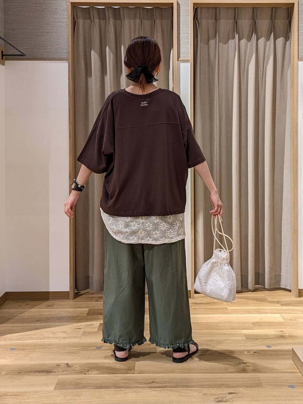 ブラウン系のTシャツ/カットソー、グリーン系のその他パンツ、ホワイト系のベストを着用したレディースの夏コーディネートの3枚目の写真