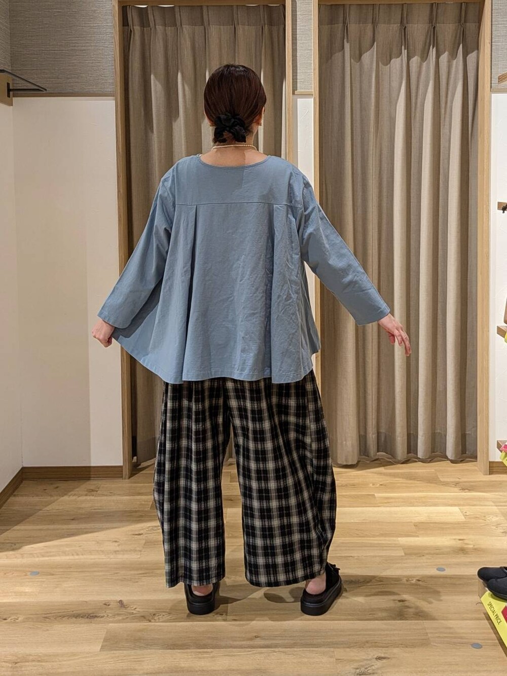ブラック系のサンダル、ブラック系のトートバッグ、ブルー系のTシャツ/カットソーを着用したレディースの春コーディネートの2枚目の写真