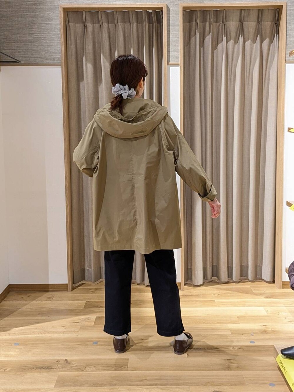 ベージュ系のブルゾン、ブルー系のその他パンツ、ブラウン系のローファーを着用したレディースの春コーディネートの2枚目の写真