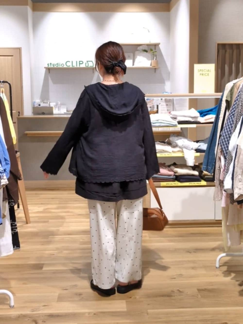 ブラウン系のショルダーバッグ、ベージュ系のサンダル、その他のその他パンツを着用したレディースの夏コーディネートの2枚目の写真
