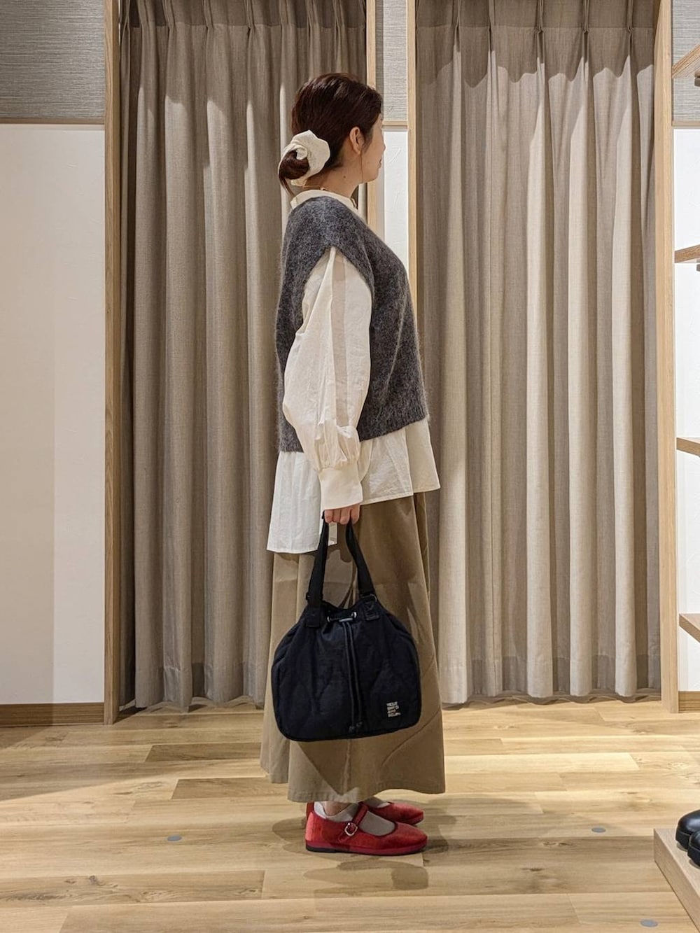 ベージュ系のチノパンツ、レッド系のその他シューズ、ベージュ系のシャツ/ブラウスを着用したレディースの秋コーディネートの2枚目の写真