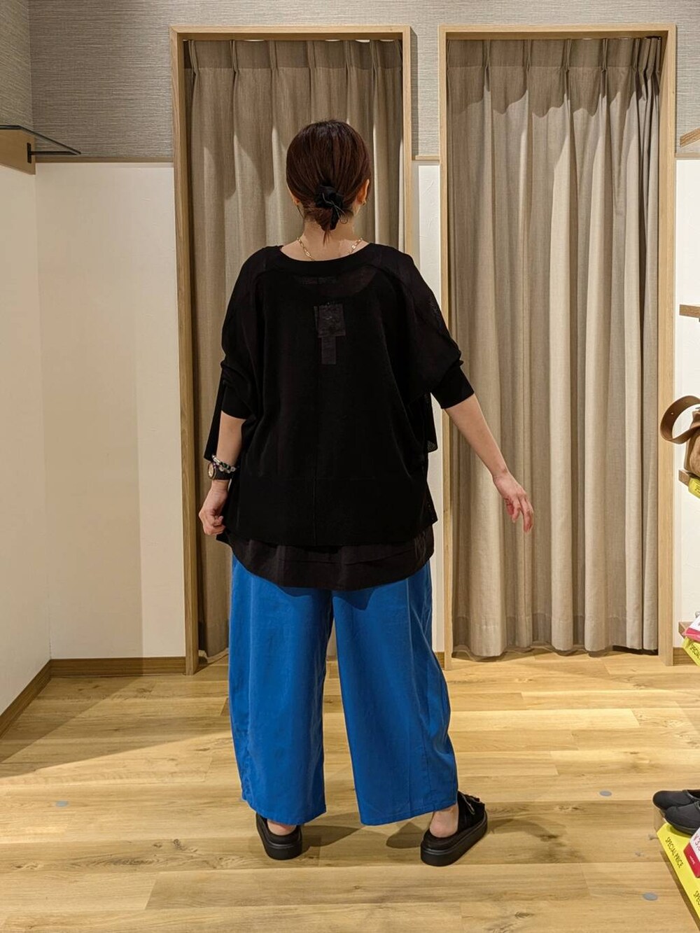 ブラック系のカーディガン/ボレロ、ピンク系のトートバッグ、ブラック系のサンダルを着用したレディースの春コーディネートの2枚目の写真