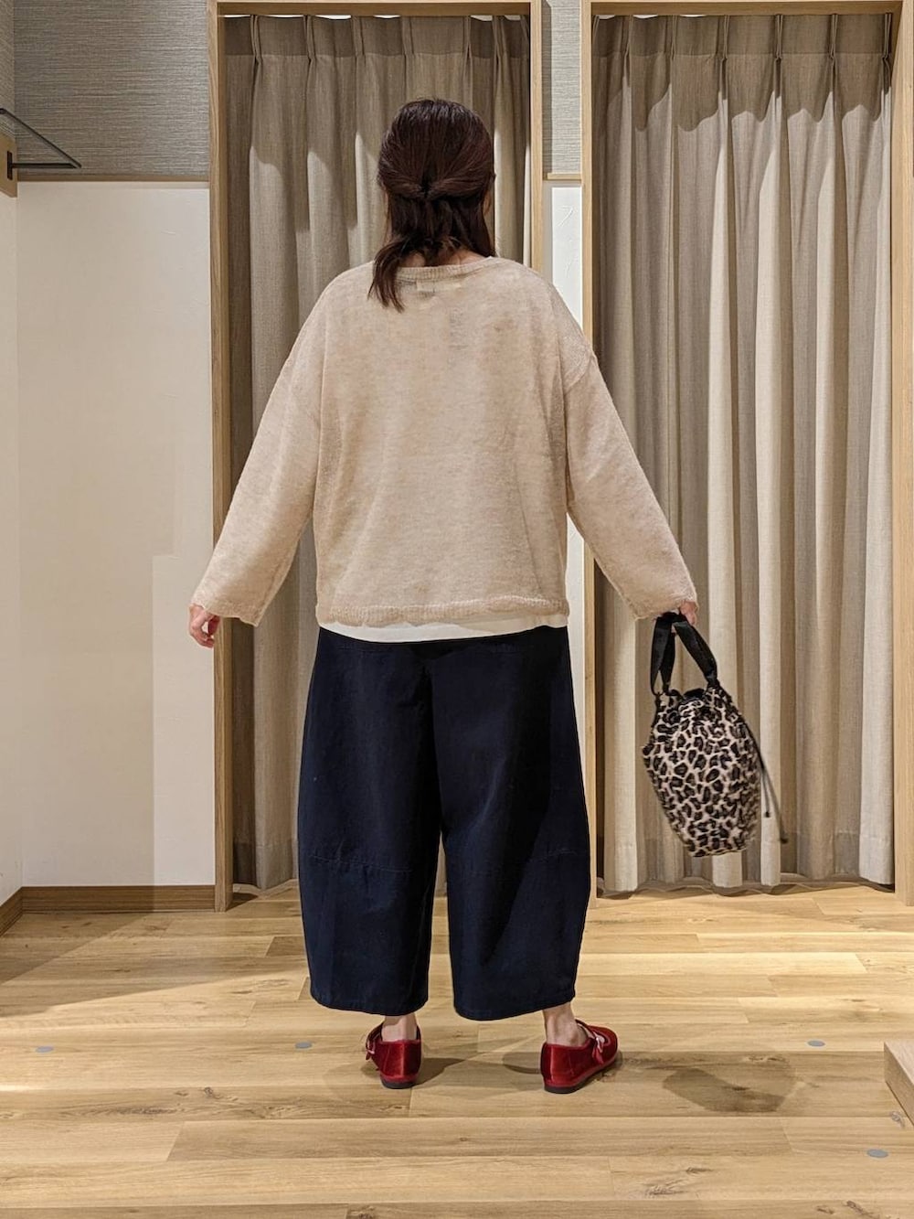 レッド系のその他シューズ、ベージュ系のニット/セーター、ホワイト系のTシャツ/カットソーを着用したレディースの秋コーディネートの3枚目の写真