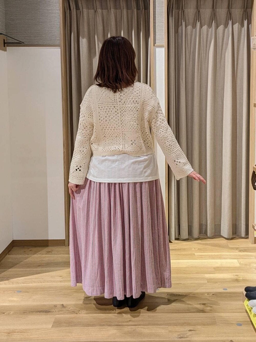 ピンク系のスカート、ホワイト系のTシャツ/カットソー、グレー系のパンプスを着用したレディースの春コーディネートの2枚目の写真