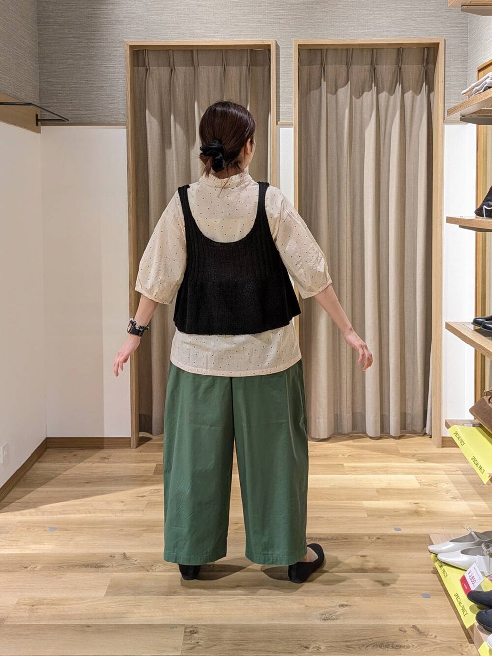 ブラック系のショルダーバッグ、グリーン系のその他パンツ、グレー系のパンプスを着用したレディースの春コーディネートの2枚目の写真