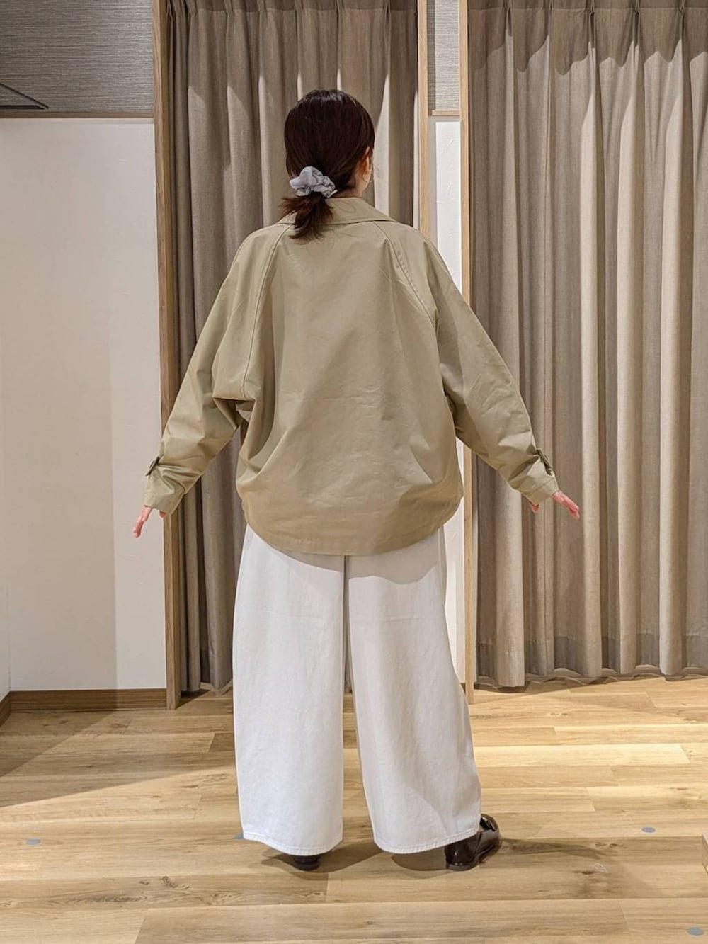 ホワイト系のデニムパンツ、ブラウン系のローファー、その他のTシャツ/カットソーを着用したレディースの春コーディネートの2枚目の写真