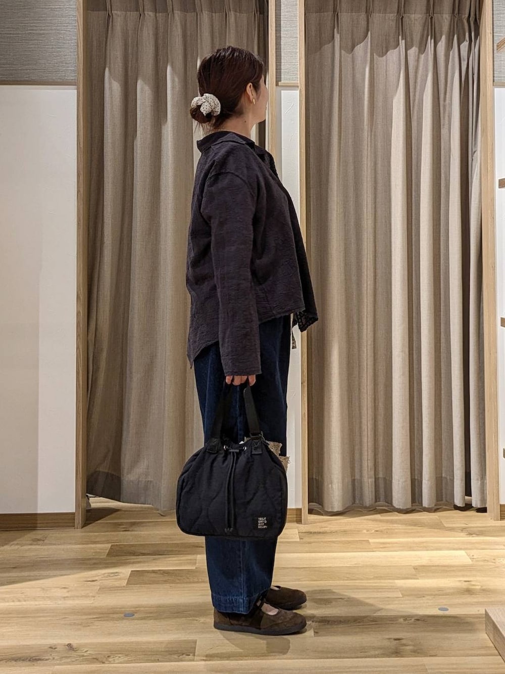 ホワイト系のTシャツ/カットソー、ブルー系のデニムパンツ、グレー系のシャツ/ブラウスを着用したレディースの秋コーディネートの2枚目の写真