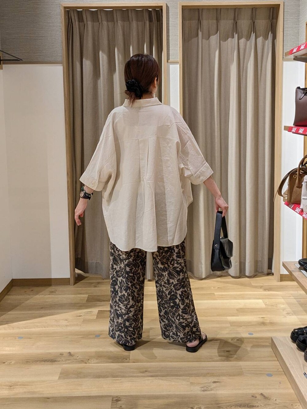 グレー系のシャツ/ブラウス、ブラック系のサンダル、ホワイト系のタンクトップを着用したレディースの夏コーディネートの2枚目の写真