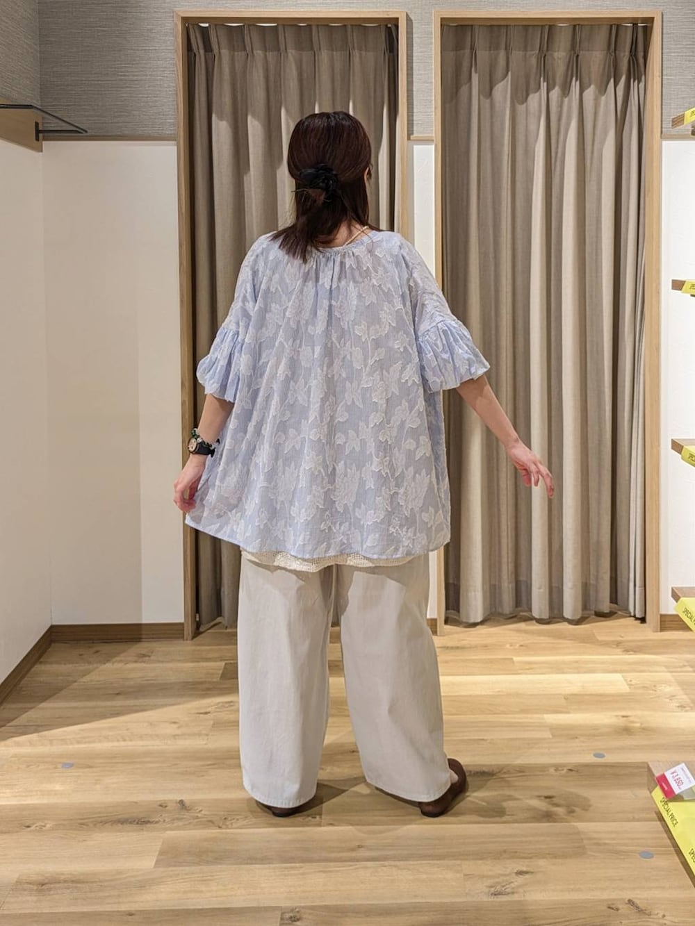 ブラウン系のショルダーバッグ、ブラウン系のパンプス、ベージュ系のタンクトップを着用したレディースの春コーディネートの2枚目の写真