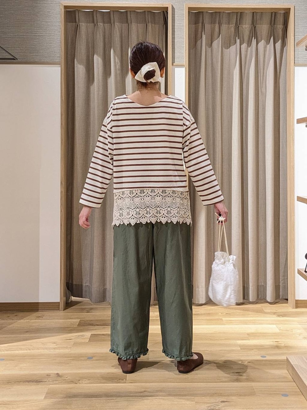 グリーン系のその他パンツ、ホワイト系のTシャツ/カットソー、その他のネックレスを着用したレディースの秋コーディネートの4枚目の写真