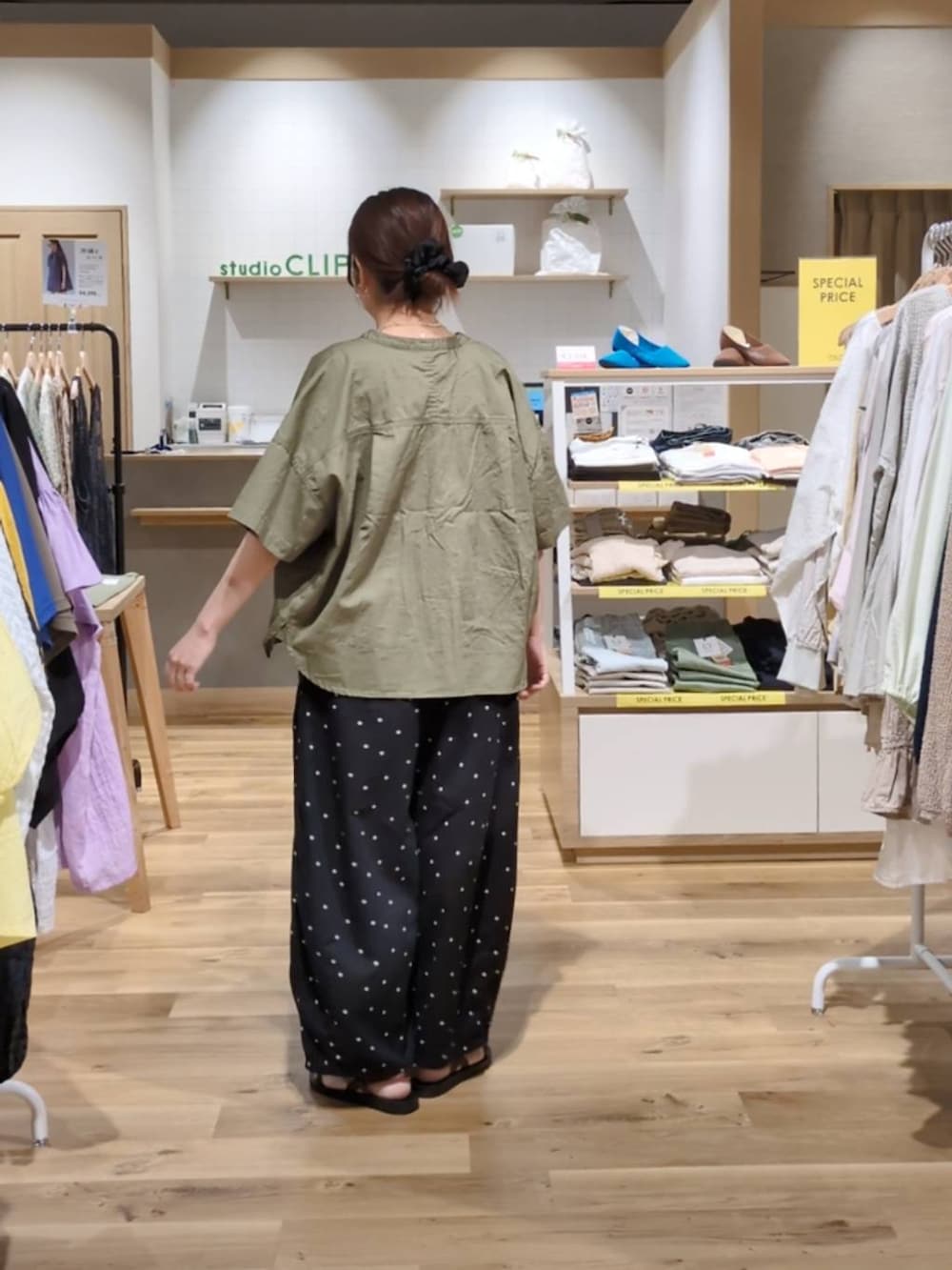 ブラック系のショルダーバッグ、ブラウン系のサンダル、その他のその他パンツを着用したレディースの春コーディネートの3枚目の写真