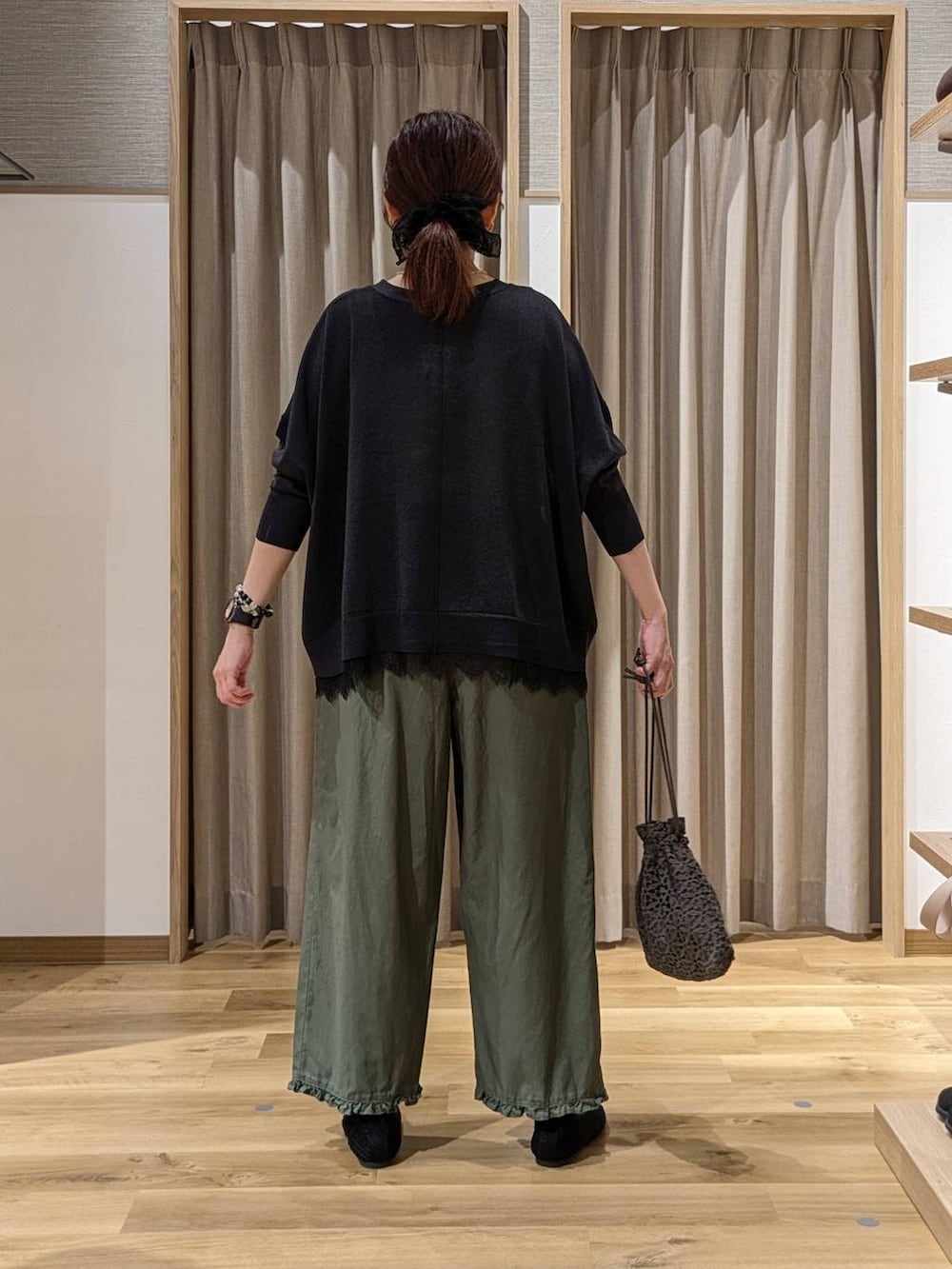 グリーン系のその他パンツ、グレー系のカーディガン/ボレロ、ブラック系のパンプスを着用したレディースの夏コーディネートの3枚目の写真