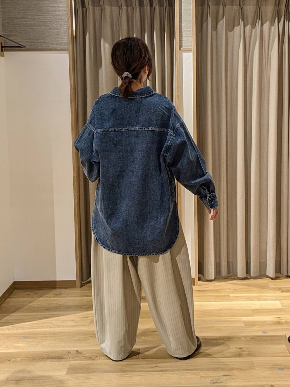 ブラック系のTシャツ/カットソー、ブルー系のシャツ/ブラウス、ブラック系のショルダーバッグを着用したレディースの冬コーディネートの3枚目の写真