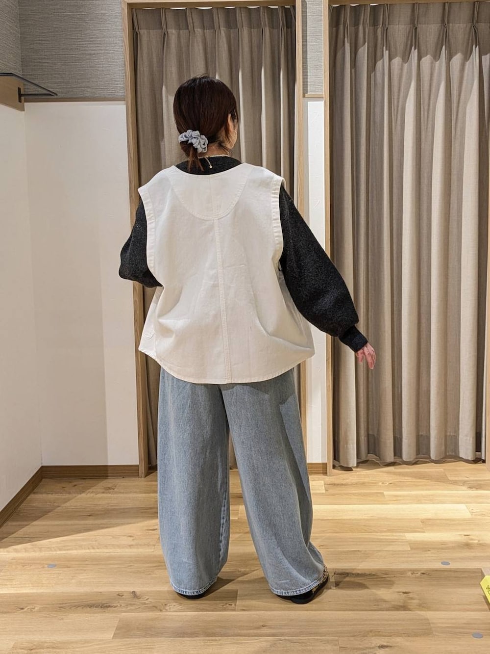 ホワイト系のベスト、グレー系のニット/セーター、その他のスニーカーを着用したレディースの冬コーディネートの3枚目の写真