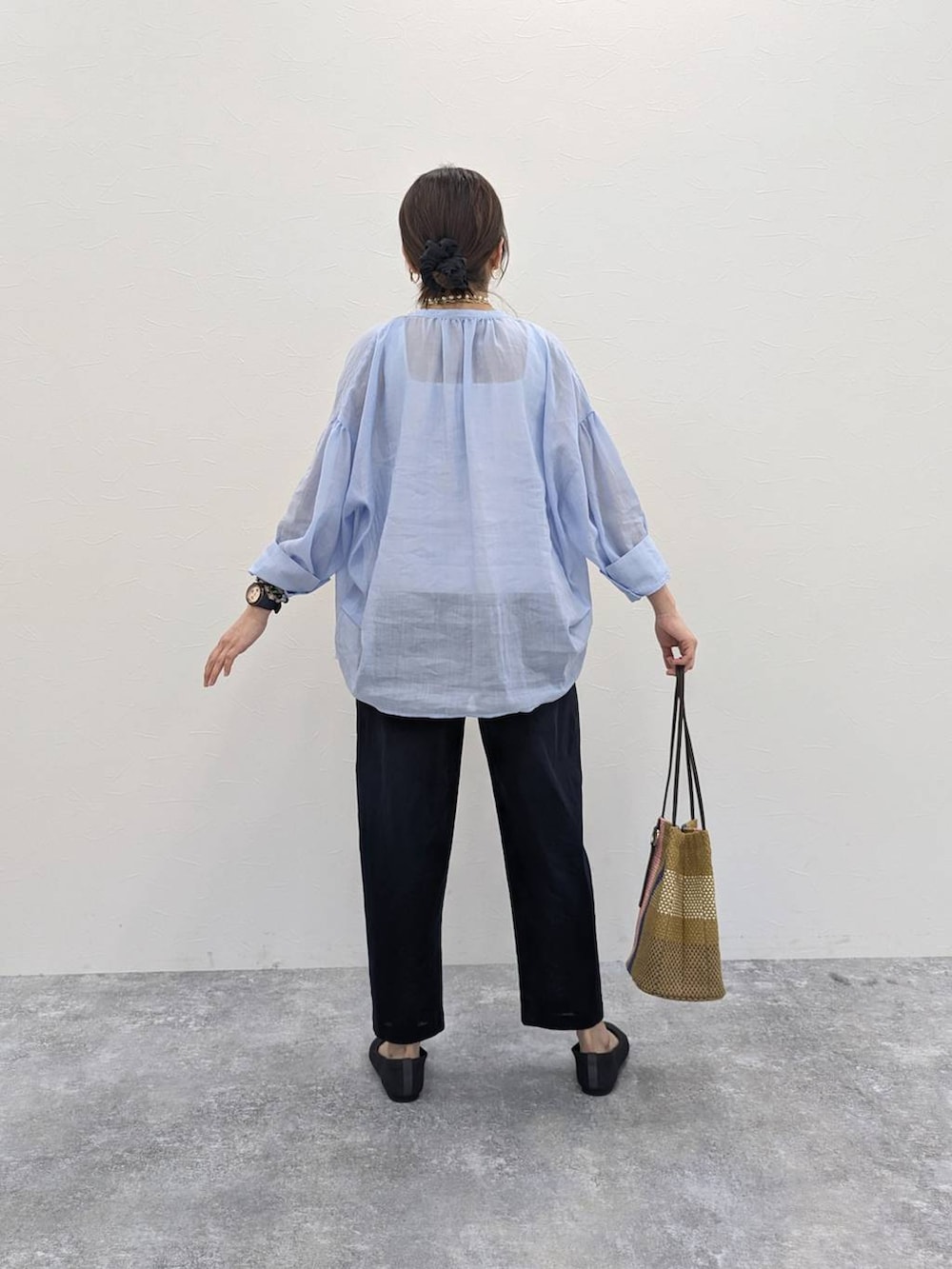 ピンク系のトートバッグ、ブルー系のその他パンツ、ホワイト系のタンクトップを着用したレディースの夏コーディネートの2枚目の写真