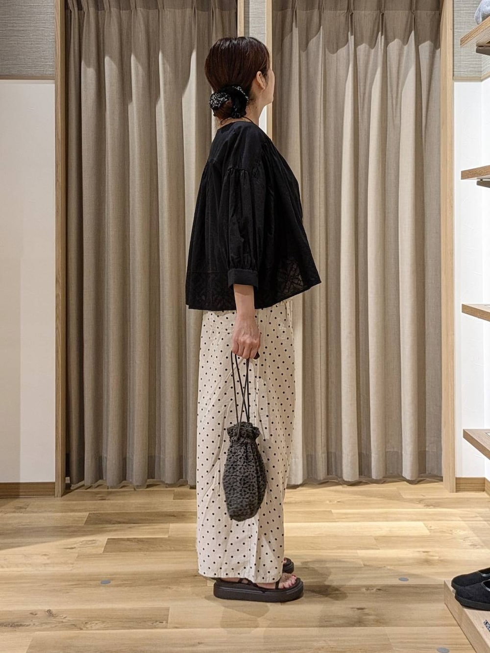 ベージュ系のシャツ/ブラウス、ブラック系のシャツ/ブラウス、ブラウン系のサンダルを着用したレディースの夏コーディネートの2枚目の写真