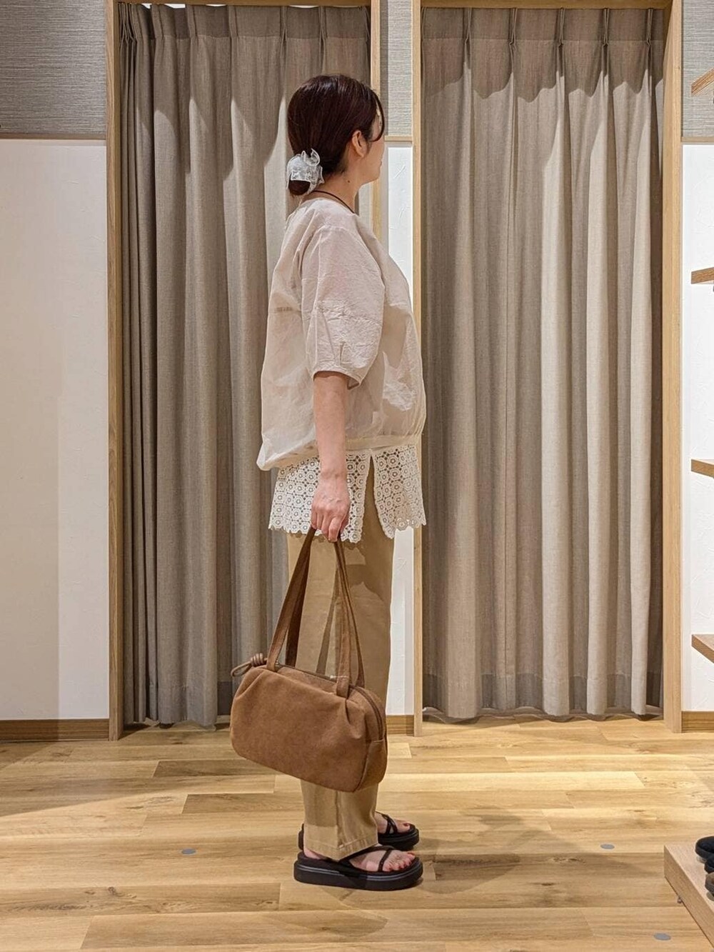 ブラウン系のショルダーバッグ、グレー系のシャツ/ブラウス、ブラウン系のサンダルを着用したレディースの夏コーディネートの2枚目の写真