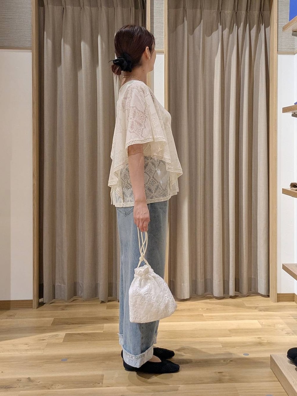 ブルー系のデニムパンツ、ベージュ系のシャツ/ブラウス、ブラック系のパンプスを着用したレディースの秋コーディネートの2枚目の写真