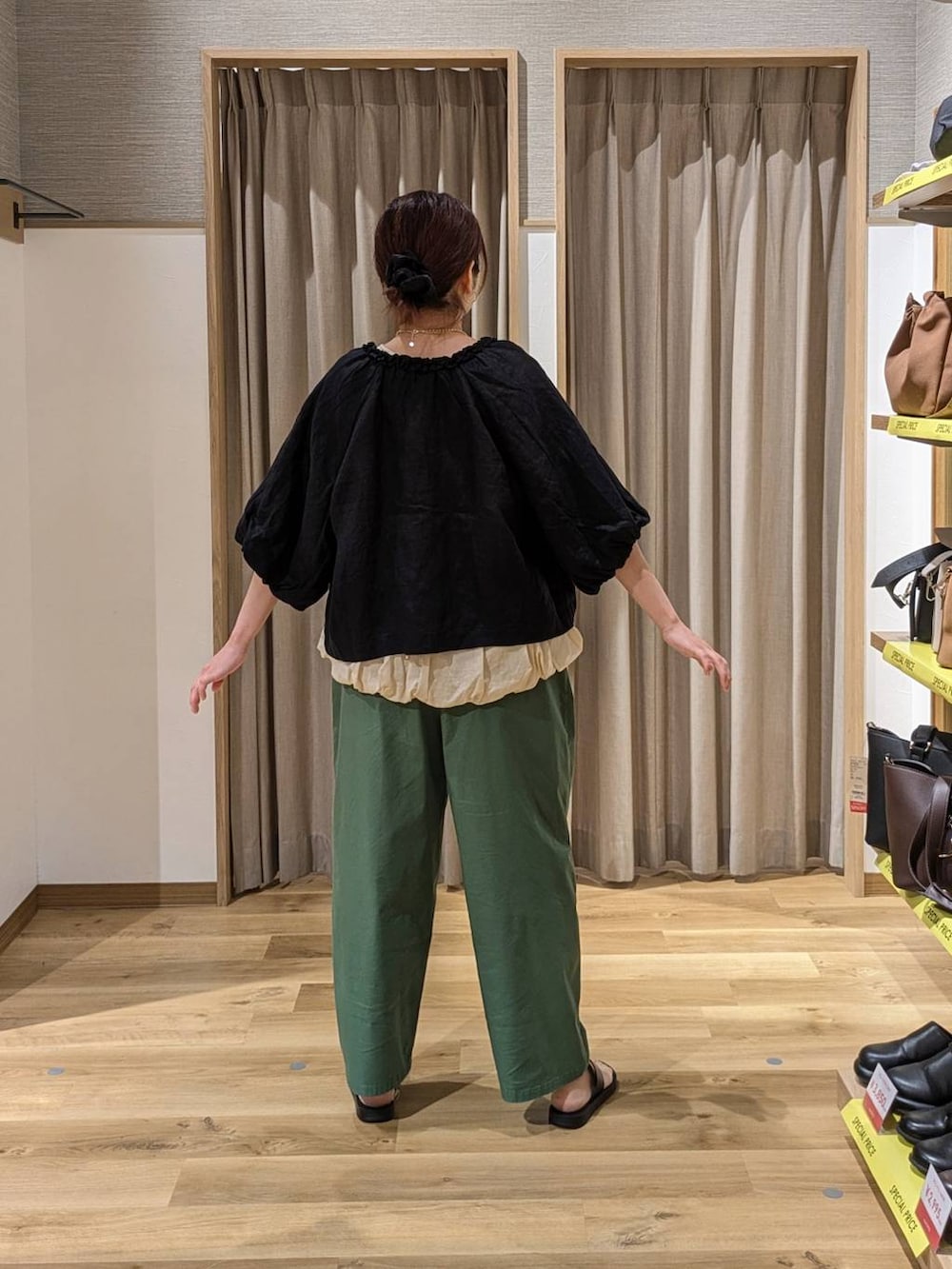 ブラック系のショルダーバッグ、グリーン系のその他パンツ、ブラック系のサンダルを着用したレディースの春コーディネートの3枚目の写真