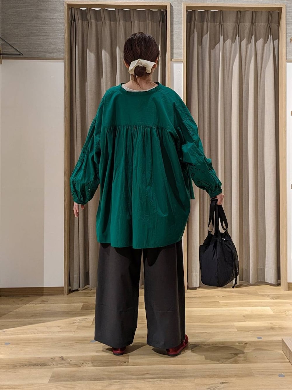 レッド系のその他シューズ、ベージュ系のTシャツ/カットソー、ブラック系のその他パンツを着用したレディースの秋コーディネートの3枚目の写真