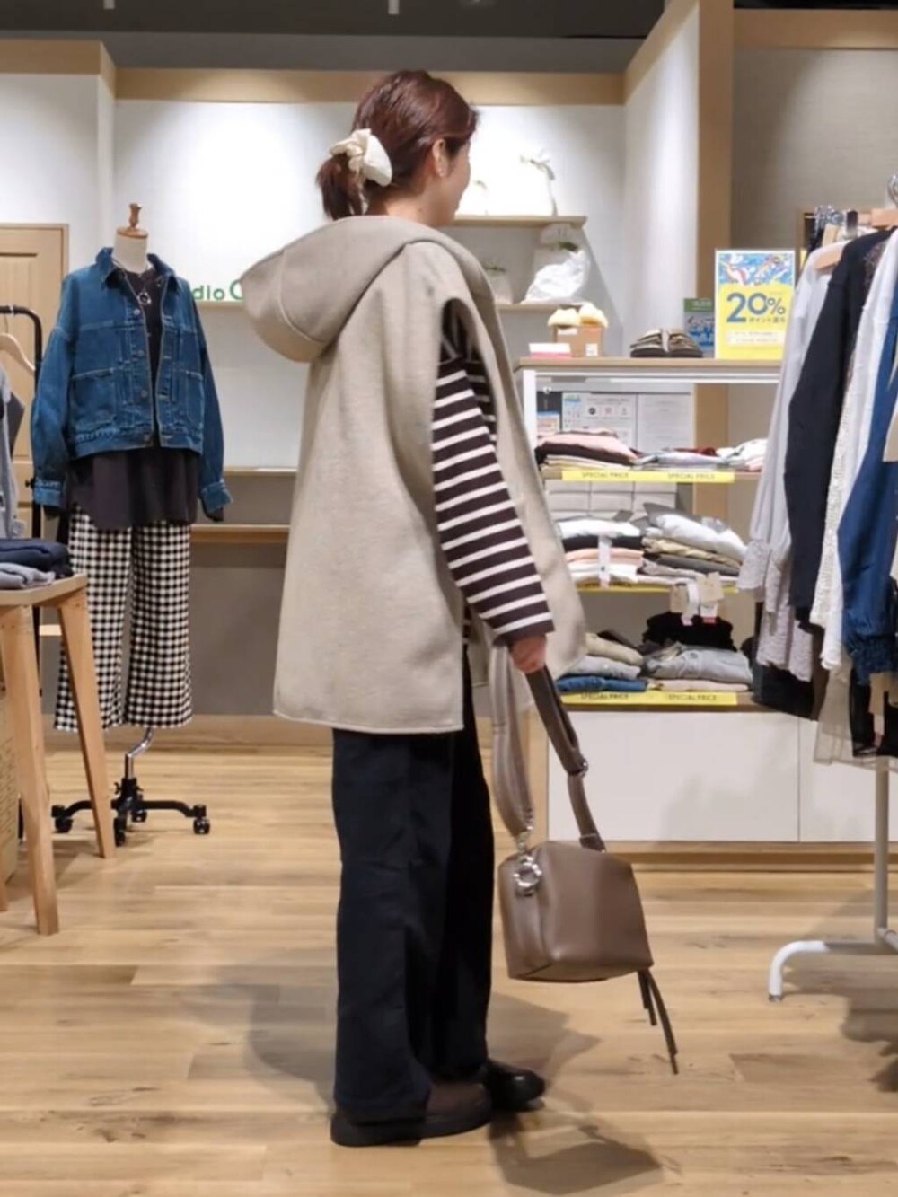 ベージュ系のその他アウター、その他のTシャツ/カットソー、ブルー系のその他パンツを着用したレディースの秋コーディネートの2枚目の写真