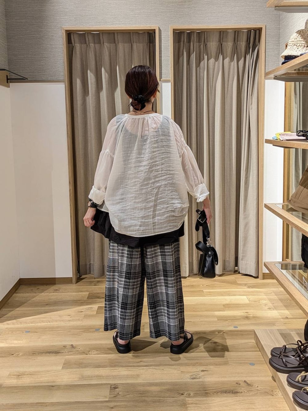 ブラウン系のサンダル、ホワイト系のシャツ/ブラウス、ホワイト系のその他パンツを着用したレディースの夏コーディネートの2枚目の写真