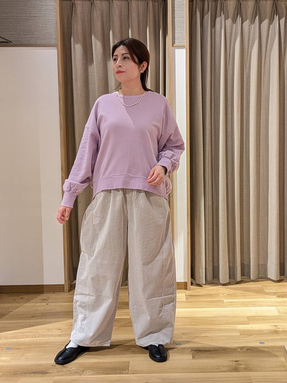 グレー系のその他パンツ、ブラック系のショルダーバッグ、ブラック系のスニーカーを着用したレディースの冬コーディネートの2枚目の写真