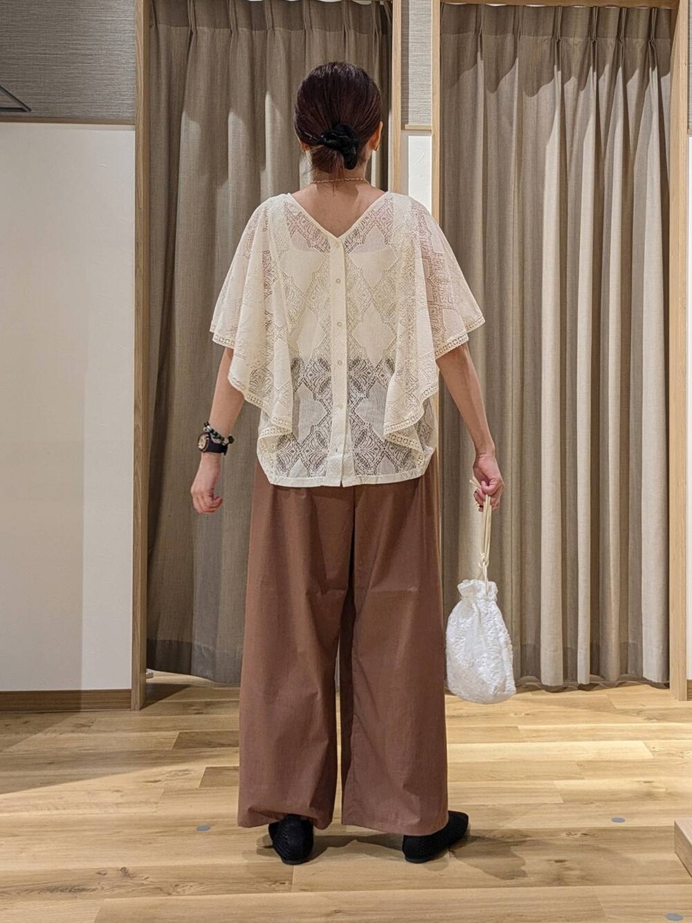 ベージュ系のシャツ/ブラウス、ブラウン系のその他パンツ、ブラック系のパンプスを着用したレディースの秋コーディネートの4枚目の写真