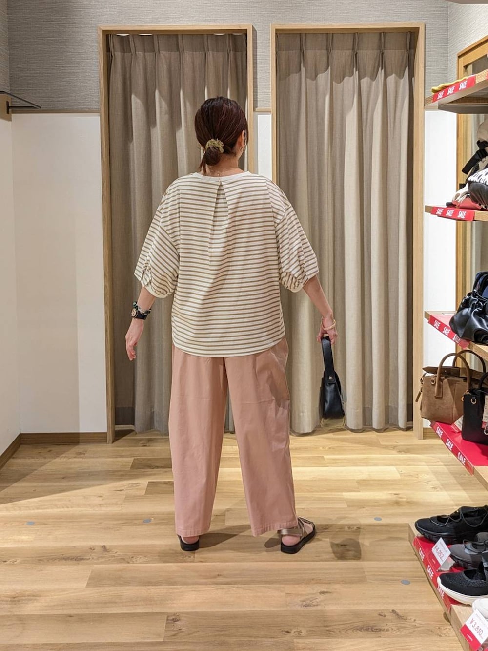 ピンク系のその他パンツ、ゴールド系のサンダル、その他のTシャツ/カットソーを着用したレディースの夏コーディネートの2枚目の写真