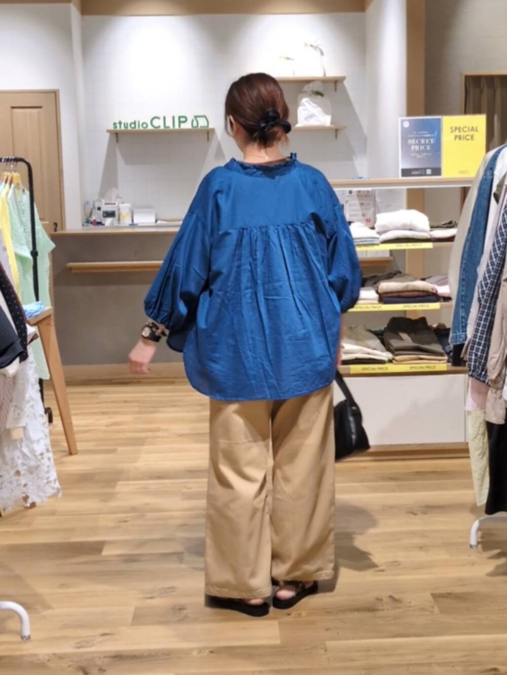 ブラウン系のサンダル、ベージュ系のデニムパンツ、ブラウン系のTシャツ/カットソーを着用したレディースの夏コーディネートの2枚目の写真