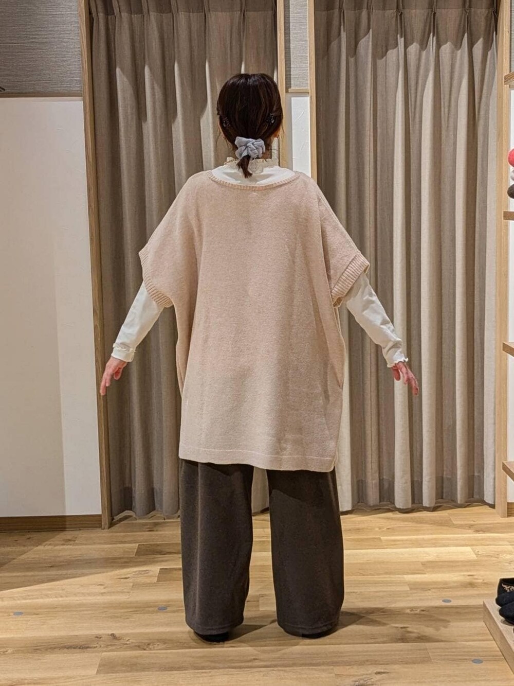 ホワイト系のTシャツ/カットソー、ブラウン系のその他パンツ、ブラック系のショルダーバッグを着用したレディースの冬コーディネートの4枚目の写真