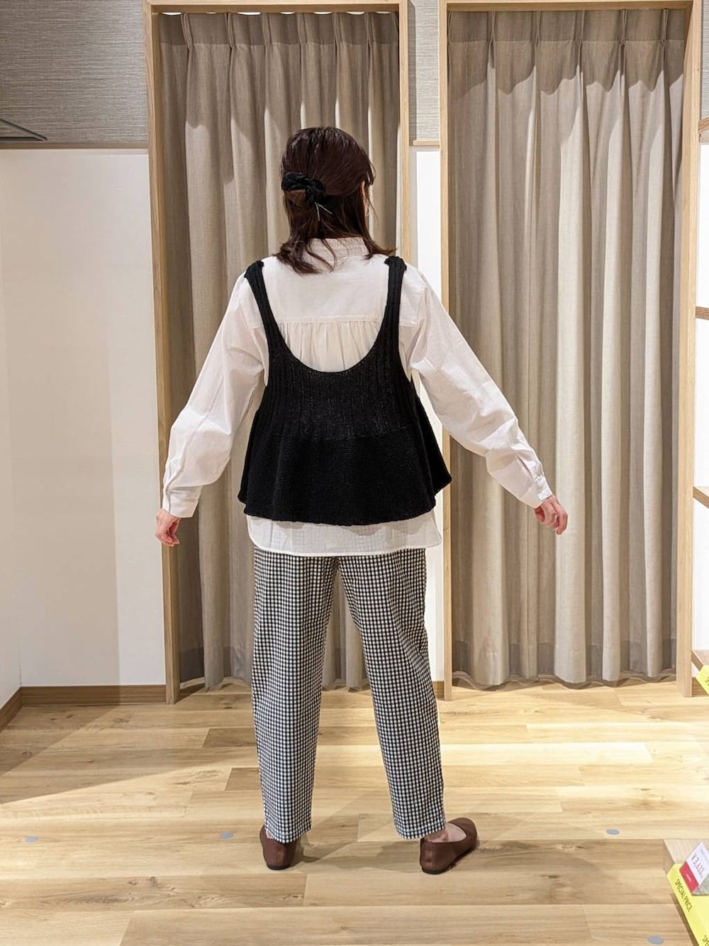 ホワイト系のシャツ/ブラウス、ブラウン系のショルダーバッグ、ブラウン系のパンプスを着用したレディースの春コーディネートの2枚目の写真