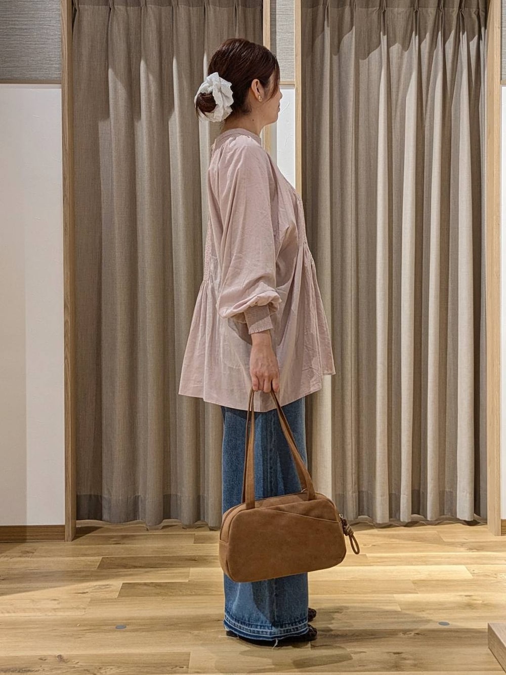 ブラウン系のショルダーバッグ、ピンク系のシャツ/ブラウス、ブラウン系のパンプスを着用したレディースの秋コーディネートの2枚目の写真